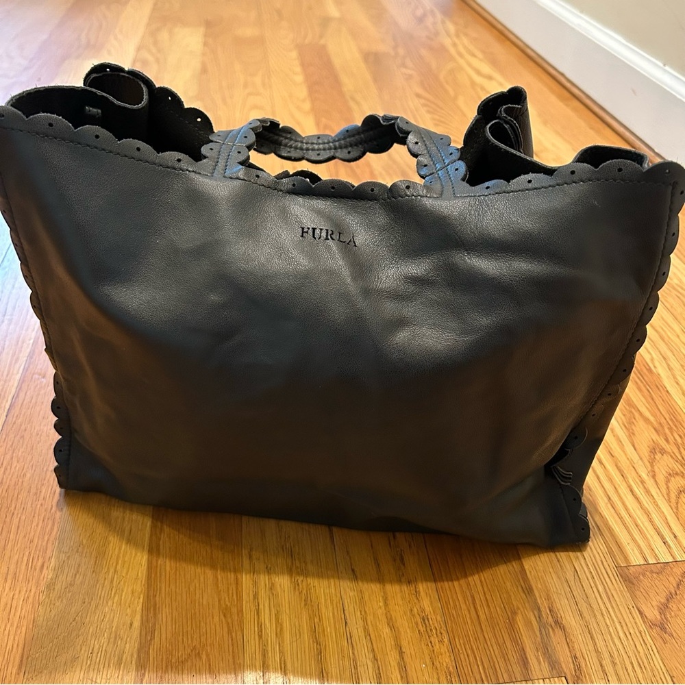 Furla Black Leather Tote Bag with Classic Design